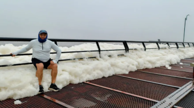 Una capa de espuma blanca cubrió la costanera en Concordia: a qué se debe este fenómeno
