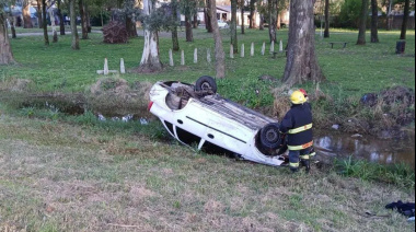 Ruta 12: impactaron contra un árbol y terminaron volcando