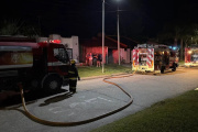 Bomberos sofocaron un incendio en un galpón en Crespo