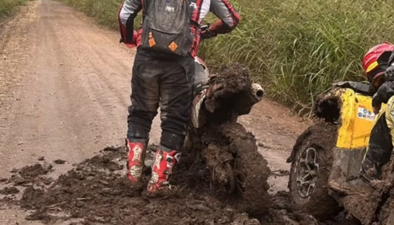 Isletas: En motos y cuatriciclos destrozaron un camino