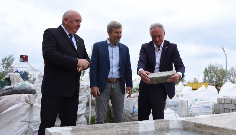 Rogelio Frigerio celebró la construcción de aulas con botellas recicladas en Crespo