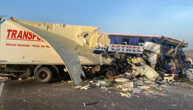 Choque frontal entre un colectivo y un camión en Ruta 3: hay al menos ...