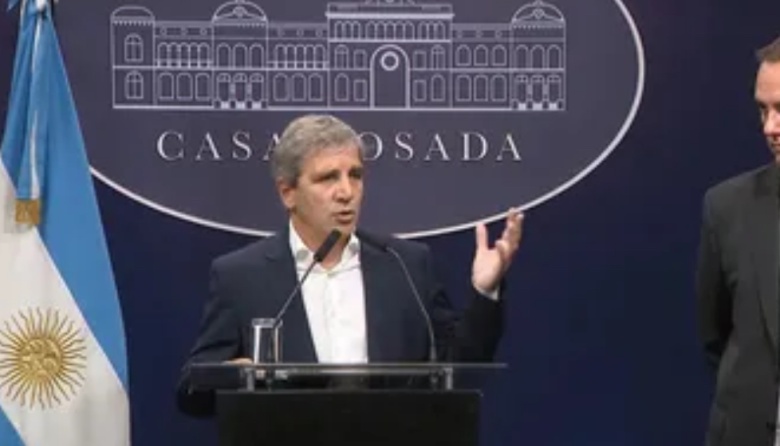 El Gobierno anunciará mañana los cambios para liberar el uso de dólares del colchón