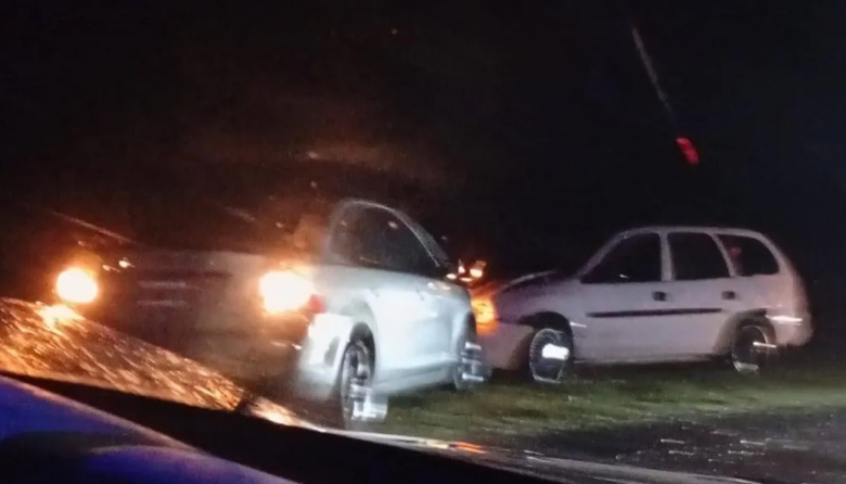Peligroso choque entre dos autos en la ruta 32 con hospitalizados