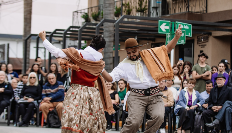 Gran celebración del 25 de Mayo llenó de color y cultura la calle principal de Libertador San Martín