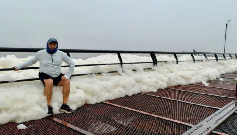 Una capa de espuma blanca cubrió la costanera en Concordia: a qué se debe este fenómeno