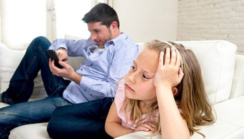 El impacto del uso del celular por parte de los padres en presencia de sus hijos
