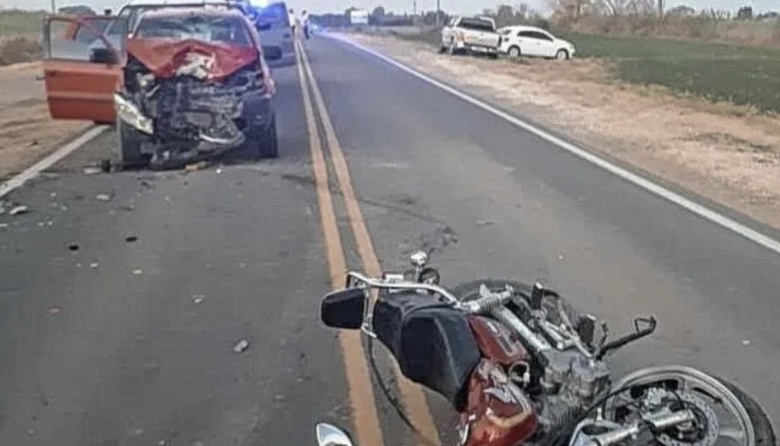 Robó la moto de su expareja, giró en U sobre la ruta y causó un choque en cadena