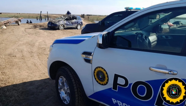 Auto cayó a un arroyo entrerriano: un muerto y un desaparecido