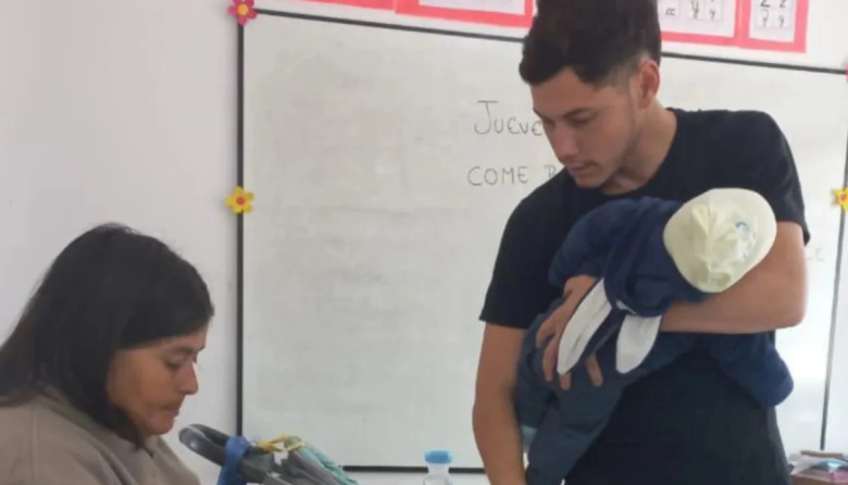 Noble gesto: profesor entrerriano sostiene en brazos a bebé de una alumna y da clases
