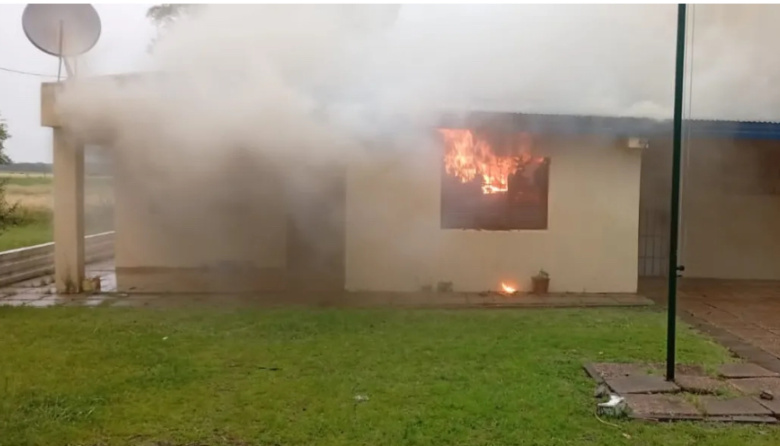 Forzaron el ingreso y prendieron fuego una escuela en Piedras Blancas