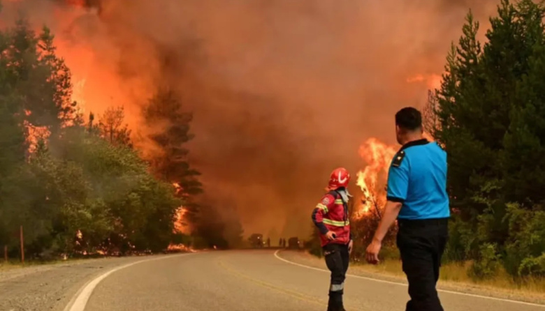 Cortaron la ruta 40 por los incendios en Chubut y ya hay más de 3.000 evacuados