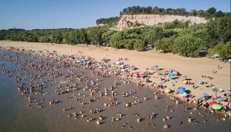 Valle María suspendió el ingreso al río en su balneario por la presencia de bacterias