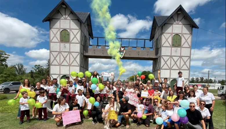 Emotiva caravana en Crespo para recibir a Sarita, la niña que enfrenta un cáncer ocular