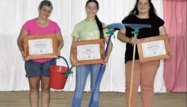 Polémico festejo: por el Día de la Mujer un municipio entregó baldes, escurridores y escobas como premios