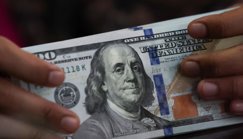 El dólar tocó un nuevo mínimo desde octubre y está 20% por debajo del techo de la banda