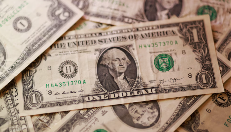 El dólar subió por segundo día y se acercó a los $1.400: a cuánto está del techo de la banda cambiaria