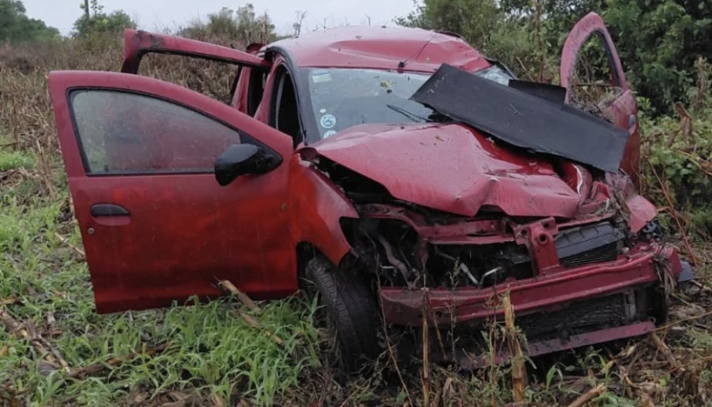 Tremendo despiste y vuelco en cercanías a Aldea María Luisa