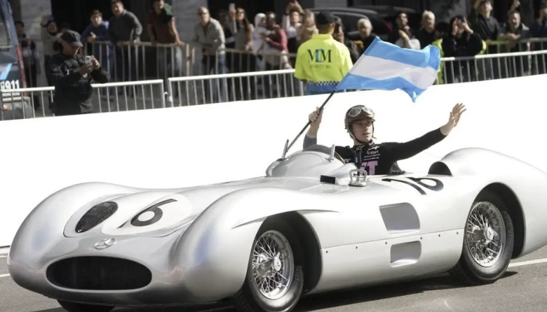 Franco Colapinto manejó la histórica Flecha de Plata de Fangio y emocionó al público