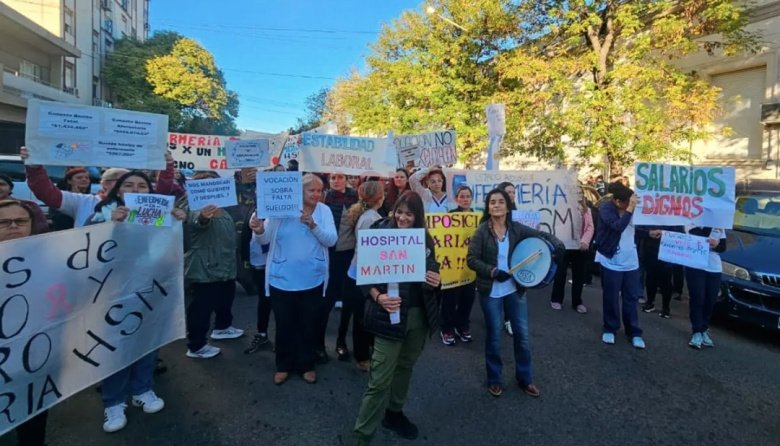 Trabajadores del hospital San Martín protestaron en Paraná para exigir un aumento salarial del 30%
