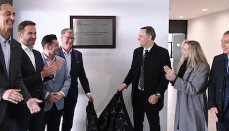 Acompañado por Karina Milei, Adorni asumió un rol protagónico en la inauguración de una planta