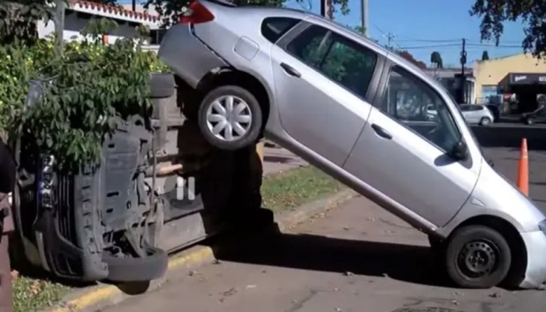 Salió marcha atrás y terminó montada en una camioneta