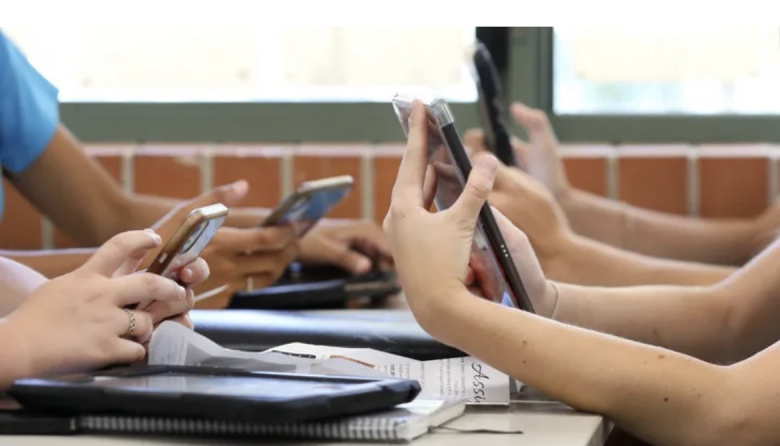 Buscan prohibir por ley el uso de celulares en escuelas entrerrianas