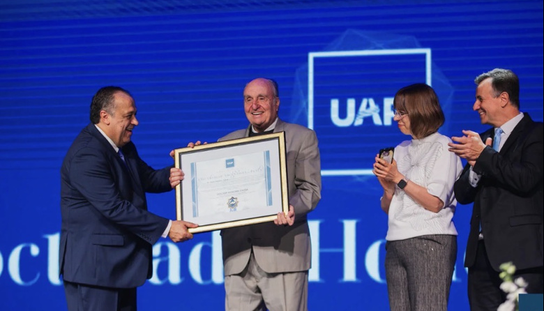 La Universidad Adventista del Plata otorgó el Doctorado Honoris Causa al Dr. Aecio Cairus