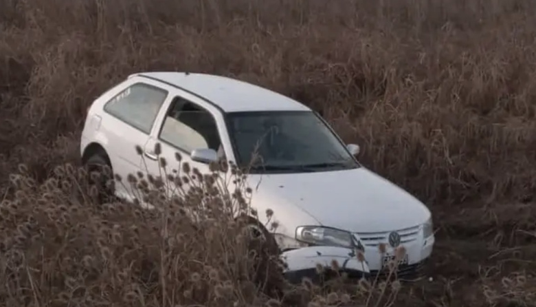 Despistó tras dormirse al volante, abandonó el auto y la Policía lo encontró durmiendo en su casa