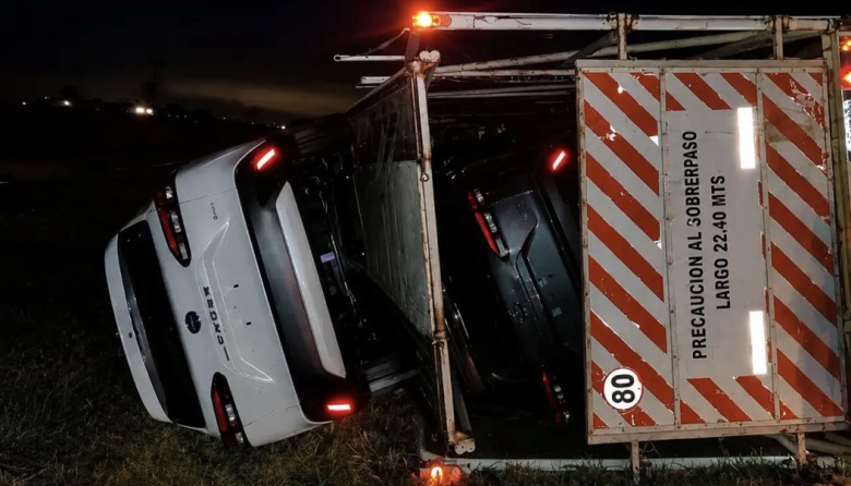 Volcó en el sur de Entre Ríos un camión cargado con autos cero kilómetros: hospitalizaron al chofer