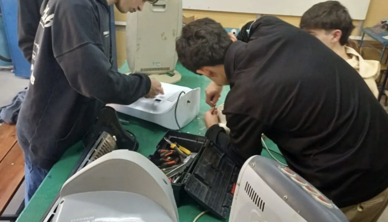 Estudiantes entrerrianos arreglan estufas y las donan a jardines y escuelas