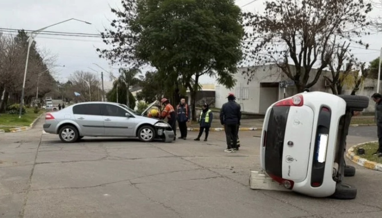 Chocaron dos autos en Crespo: uno volcó y trasladaron a un conductor
