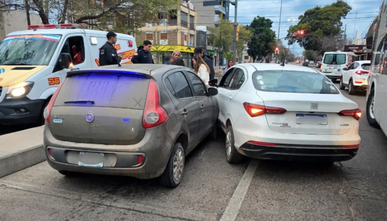 Niño de 4 años cruzó corriendo avenida Ramírez y dos autos chocaron al evitar atropellarlo