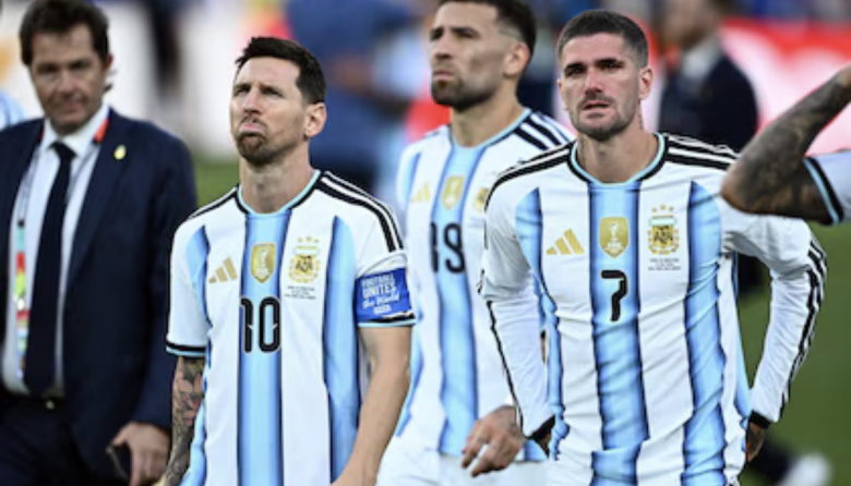 La Selección vuela hacia la Argentina: Messi y De Paul no viajan con la delegación
