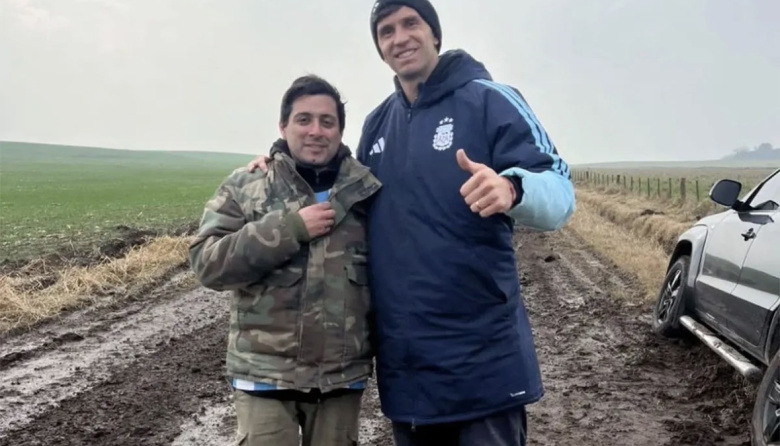 El Dibu Martínez quedó atrapado en el barro y un fanático fue su salvador