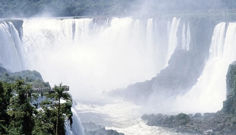 Un turista murió luego de que una embarcación se diera vuelta en las Cataratas