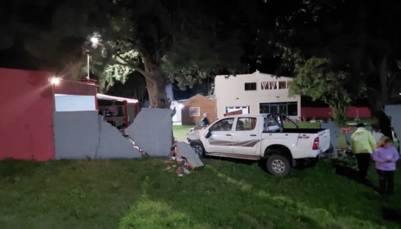 Accidente en Ruta 131: una camioneta chocó contra un tapial en Diamante