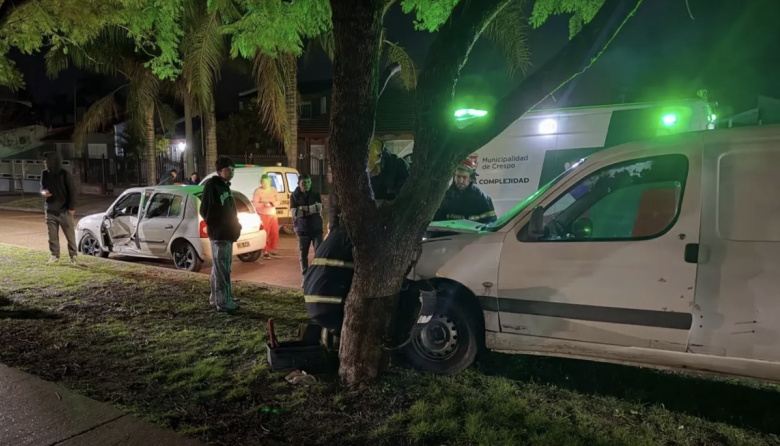 Fuerte choque en Crespo: uno de los vehículos terminó sobre el cantero central