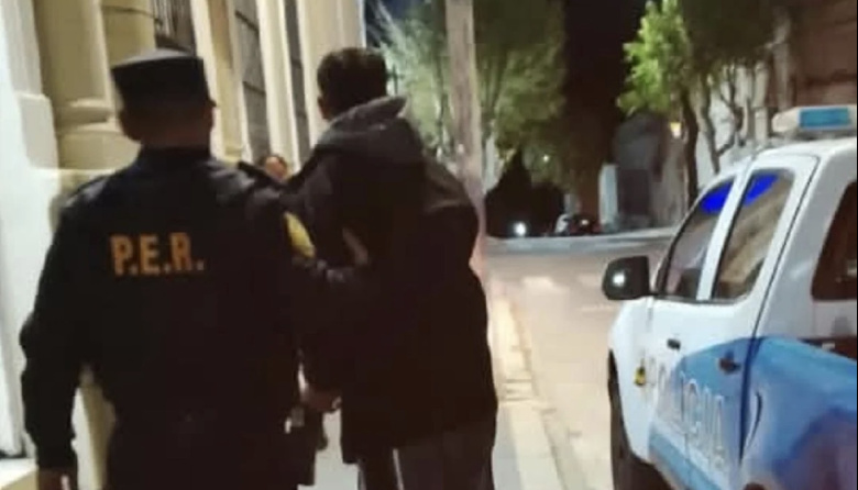 Violento le pegó a su pareja y quiso atacar a gomerazos a la Policía: fue detenido