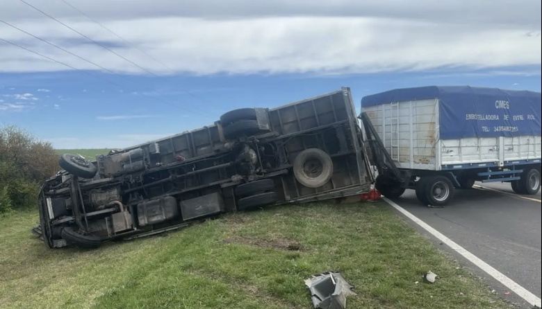 Maniobra de giro en “U” causó un choque en la ruta 12 entre una camioneta y un camión