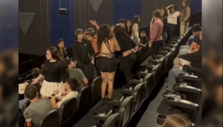 Escándalo en un cine de Paraná: se pelearon por el lugar, tiraron gas pimienta y evacuaron la sala