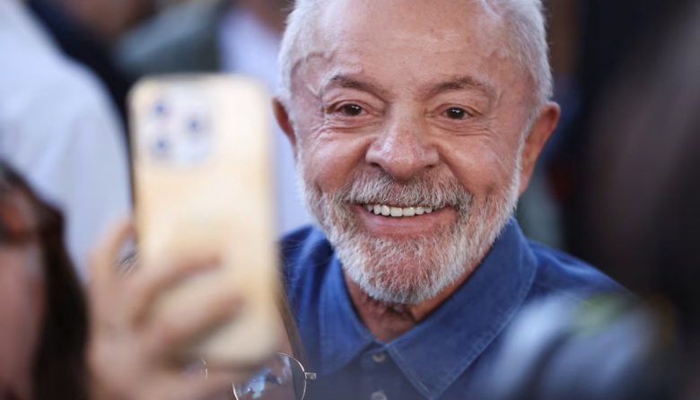 Lula adelantó los pagos del programa social Bolsa Familia para que los 50 millones de beneficiarios cobren antes del balotaje en Brasil