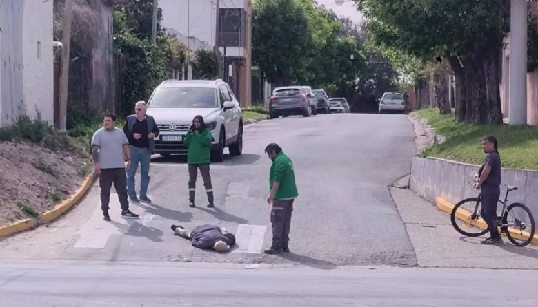 Insólita situación en Paraná: un hombre estaba tirado en la calle y casi lo atropellan
