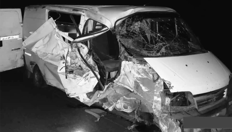 Utilitario chocó desde atrás a un camión en Ruta 12 y un conductor fue hospitalizado
