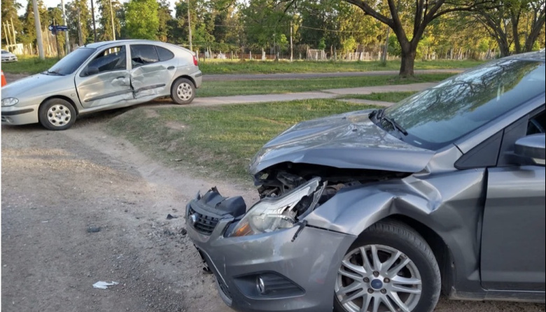 Accidente en Crespo: un conductor fue trasladado y tres personas fueron revisadas
