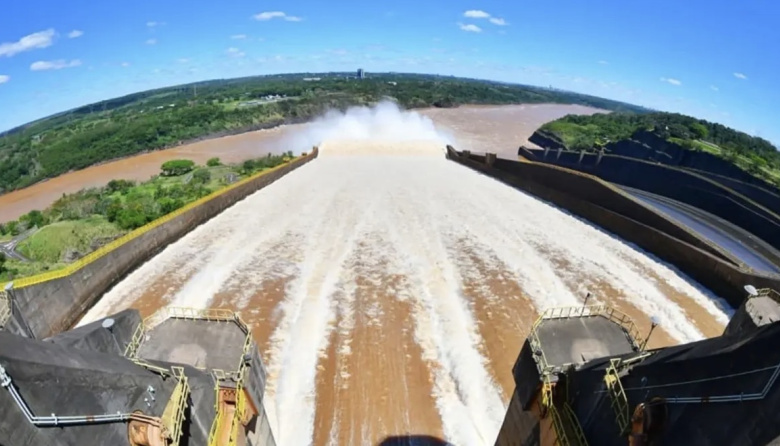 Itaipú reabrió sus compuertas y liberó 3,1 millones de litros de agua por segundo