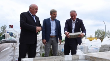 Rogelio Frigerio celebró la construcción de aulas con botellas recicladas en Crespo