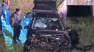 Despiste y vuelco en la rotonda de Crespo