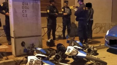 Una joven alcoholizada chocó con su auto a dos motos policiales