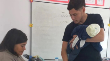 Noble gesto: profesor entrerriano sostiene en brazos a bebé de una alumna y da clases